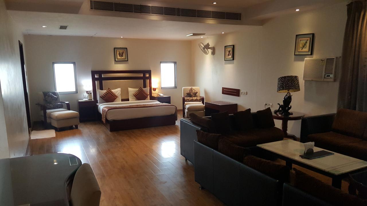 Delite Hotel Faridabad Extérieur photo