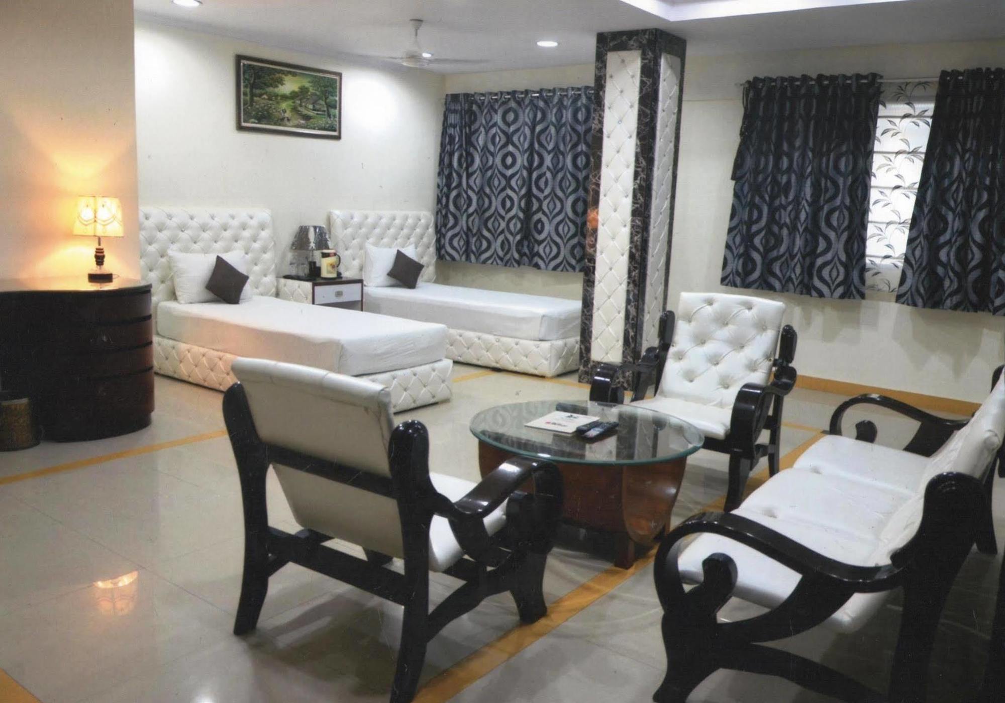 Delite Hotel Faridabad Extérieur photo